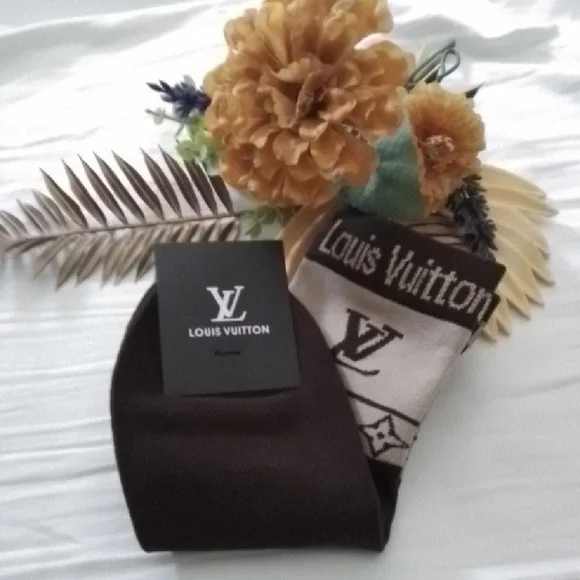 Louis Vuitton Women's Socks in Black and Cream - Picture 5 of 6